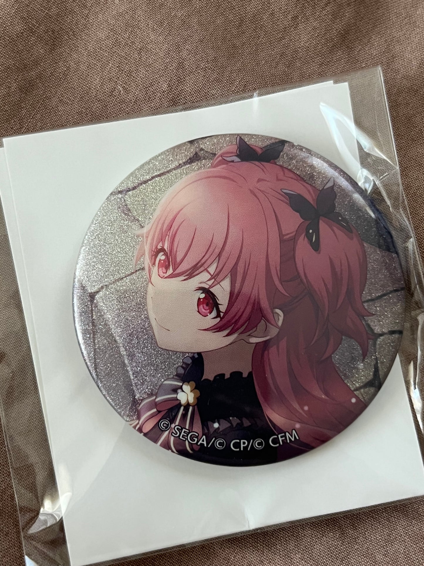 Project Sekai - Airi Momoi "Raise Your Bow in a Snow-White World" Circle Glitter Badge [TRAINED]